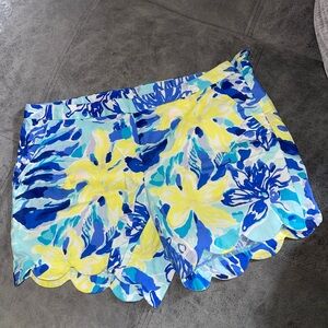 Lilly Pulitzer Shorts size 4

Excellent condition 

Buttercup / scallop shorts